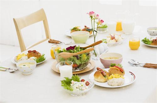 與其它傳統(tǒng)行業(yè)相比，餐飲行業(yè)的信心要強(qiáng)得多
